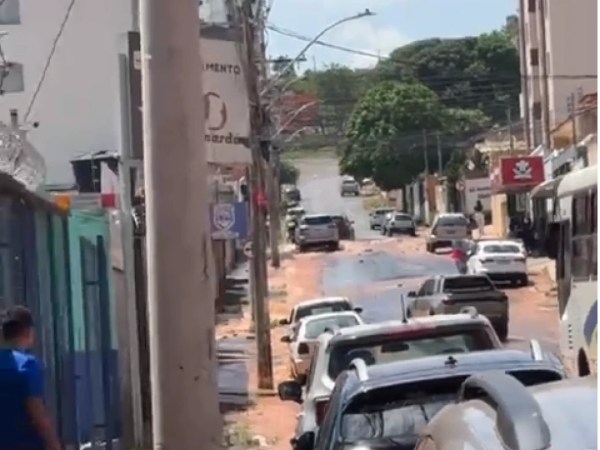 Rompimento de adutora afeta abastecimento em 32 bairros