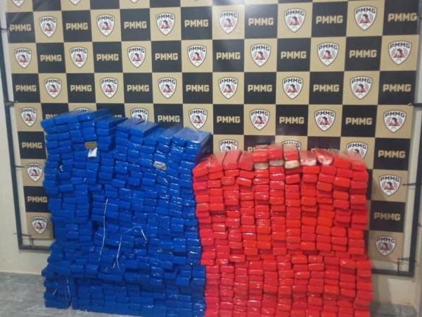 PM apreende cerca de 600 kg de maconha e prende dois homens