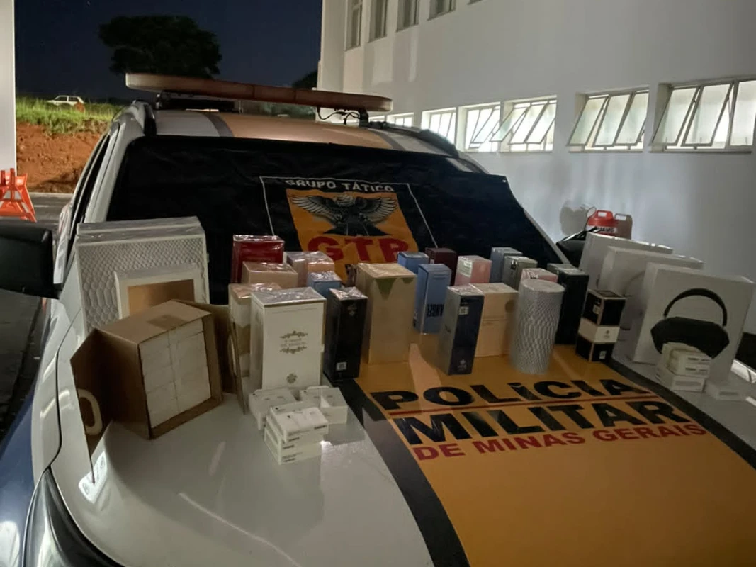 PMRv apreende drogas e mercadorias ilegais em ônibus na BR-146