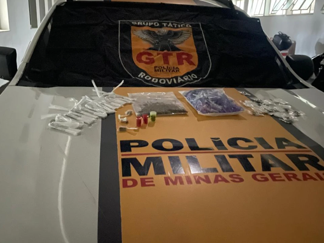 PMRv apreende drogas e mercadorias ilegais em ônibus na BR-146