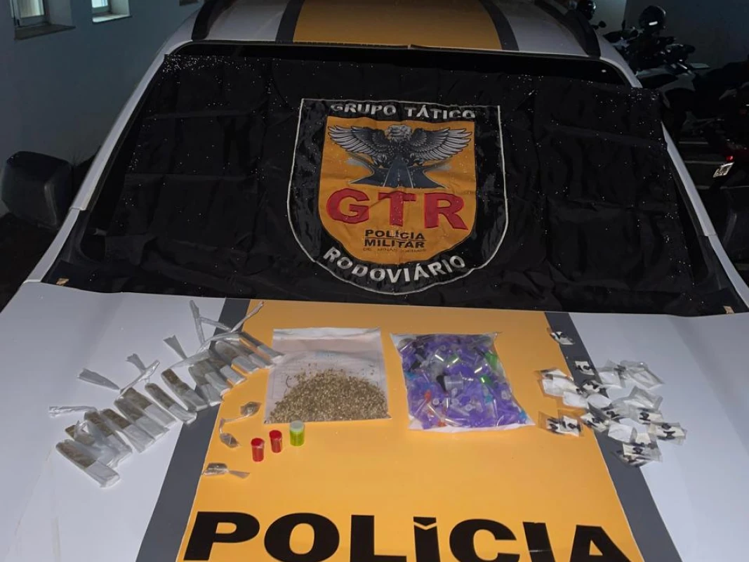 PMRv apreende drogas e mercadorias ilegais em ônibus na BR-146