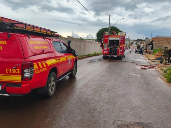 Mulher é resgatada por vizinho durante incêndio em residência