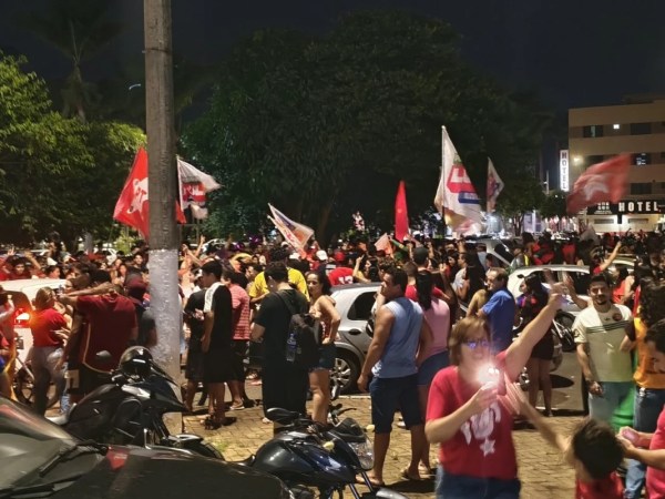 Apoiadores de Lula comemoram vitória em Patos de Minas