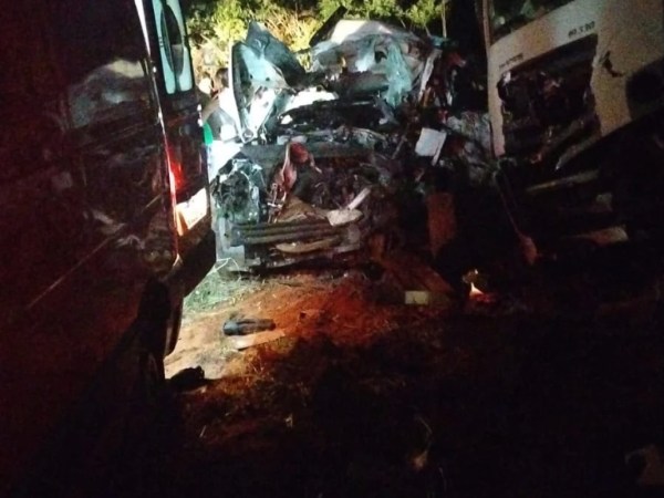 Duas pessoas morrem em acidente entre carro e caminhão na MG-410