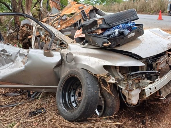 Casal morre após carro bater em árvore na MG-188