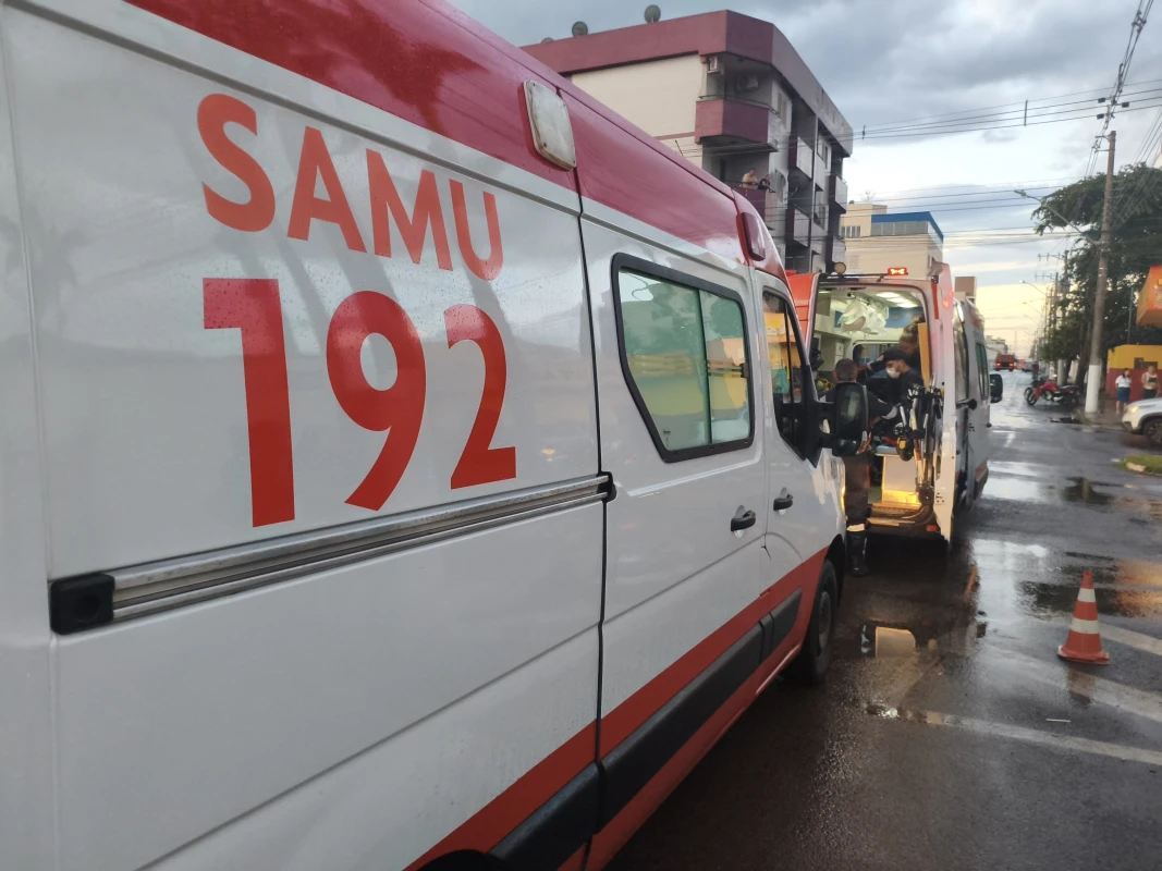 Motociclista de 20 anos fica gravemente ferido em acidente