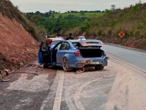 Carro capota na BR-365 e deixa duas pessoas feridas