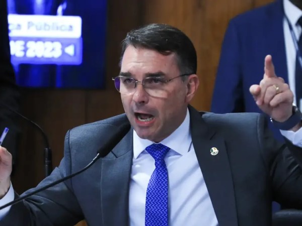 Flávio Bolsonaro diz que Moraes mandou apreender seus passaportes