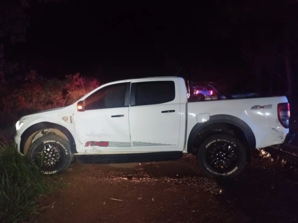 Colisão entre carro e caminhonete deixa dois feridos na MG-230
