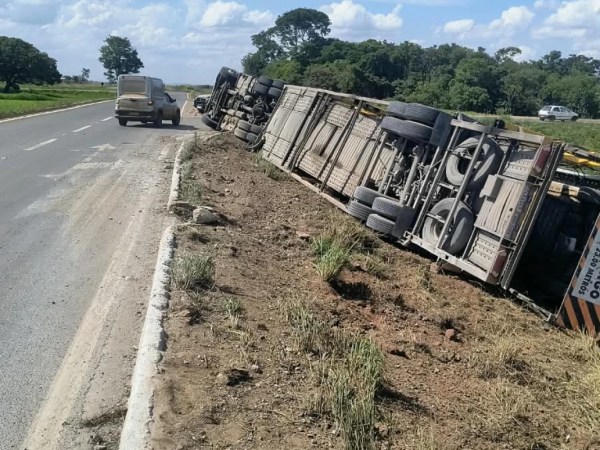 Caminhão-cegonha com 21 veículos tomba na BR-146