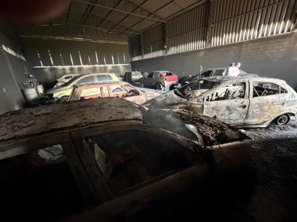 Incêndio destrói três veículos e causa prejuízo em oficina
