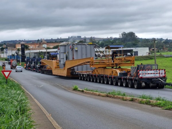 Supercarreta com 520 toneladas passa por Patos de Minas