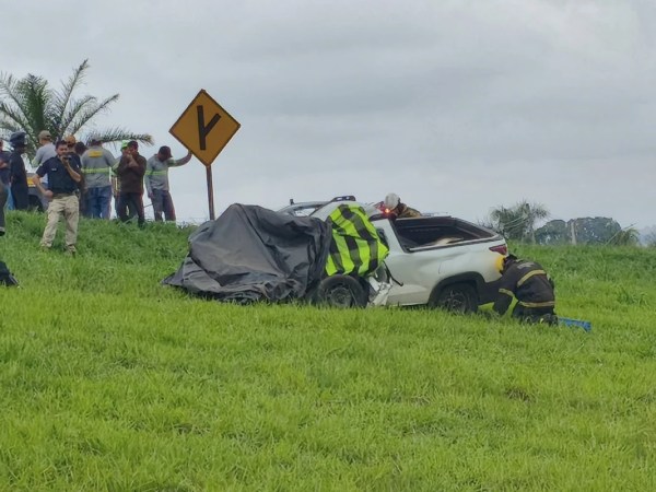 Colisão entre picape e carreta deixa um morto na BR-365